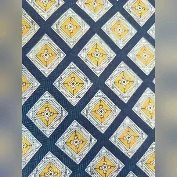 Pierre Cardin tie. 100% silk - Picture 4 of 5